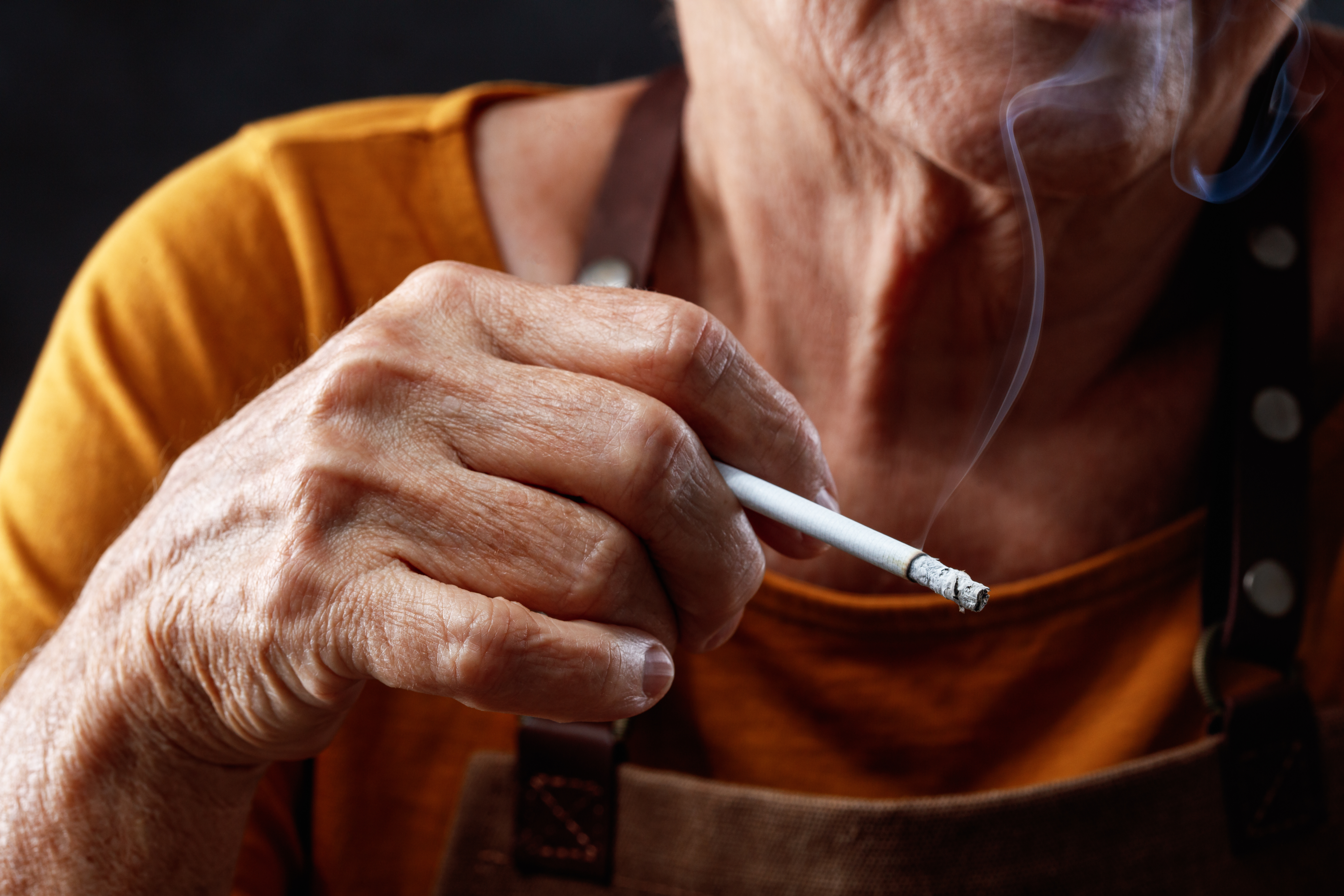 Gammal röker cigarett brandfara